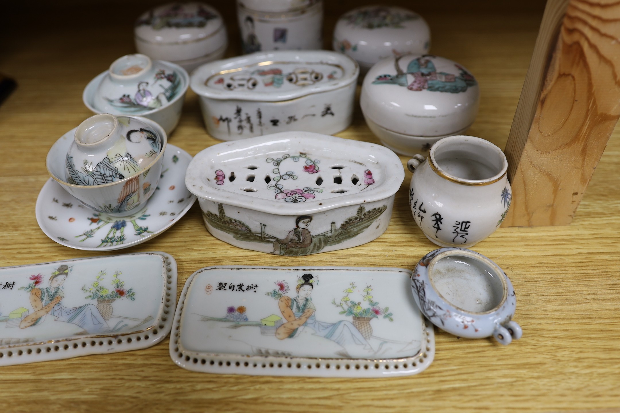 Twelve items of Chinese Republic porcelain, including two bird feeders, tallest 10 cms high